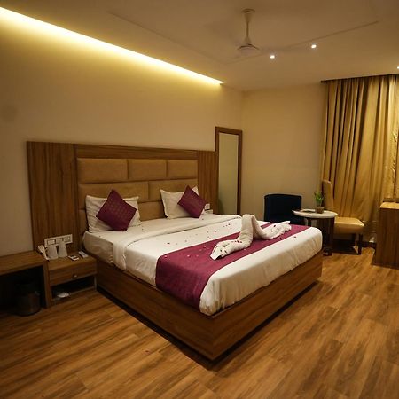 Hotel Pearl Wood Zirakpur Eksteriør bilde