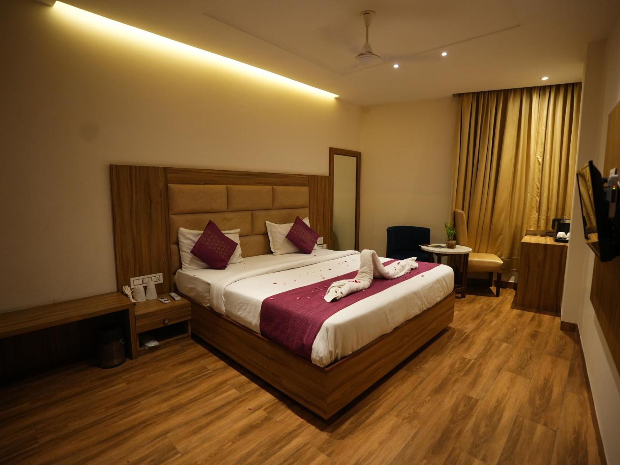 Hotel Pearl Wood Zirakpur Eksteriør bilde